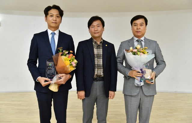 ▲ 조현일 경산시장(중간)은 3일 ‘제57회 납세자의 날’을 맞아 지방세를 성실하게 납부하고 지방재정 확충에 크게 기여한 유공납세자를 선정해 표창패를 수여했다.ⓒ경산시