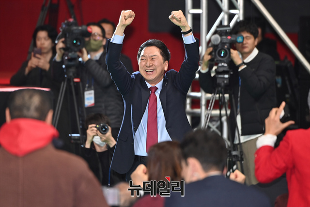 ▲ 김기현 국민의힘 당대표 후보가 지난 2일 오후 경기 고양시 고양체육관에서 열린 제3차 전당대회 서울·인천·경기 합동연설회에서 지지자들에게 인사를 하고 있다.ⓒ서성진 기자