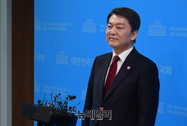 ▲ 안철수 국민의힘 당대표 후보가 지난 3일 오전 국회 소통관에서 단일화 1주년 성명 발표 기자회견을 갖고 기자들의 질문에 답하고 있다.ⓒ이종현 기자