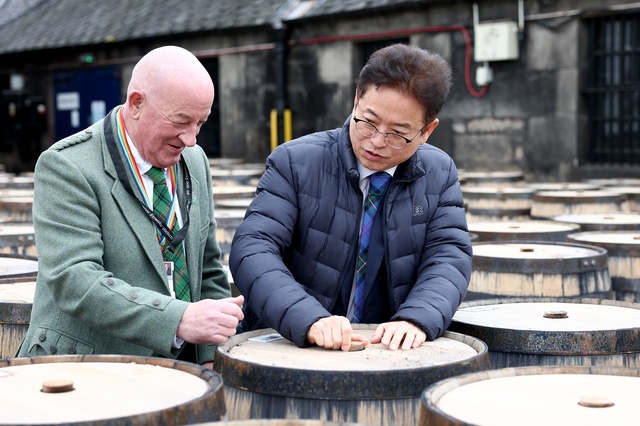 ▲ 이철우 지사가.모레이(Moray)카운티 데릭 로스(Derek Ross) 의원과 지역 전통주의 세계화 등 위스크와 관련한 교류의 시간을 가졌다..ⓒ경북도