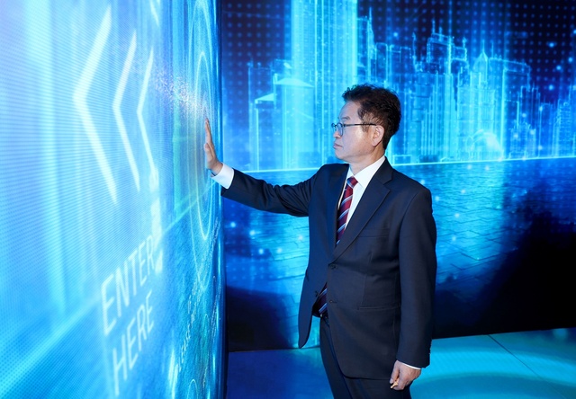 ▲ 이 지사가 세계 최대 모바일 전시회 ‘모바일 월드 콩그레스(MWC)’를 찾아 KT 부스를 참관해 경험하고 있다.ⓒ경북도