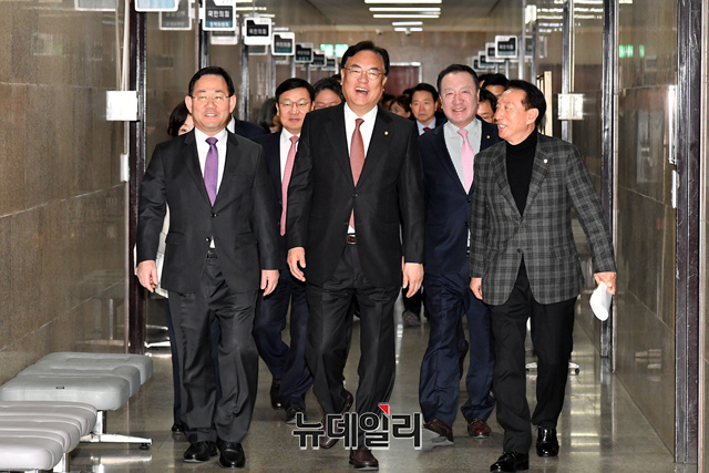 ▲ 정진석 국민의힘 비상대책위원장 및 지도부가 6일 국회에서 열린 비상대책위원회의에 참석하기 위해 입장하고 있다.ⓒ이종현 기자