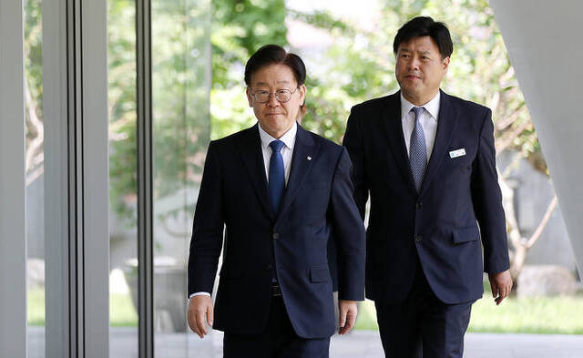 ▲ 이재명 더불어민주당 대표와 김용 전 민주연구원 부원장. ⓒ경기도 제공