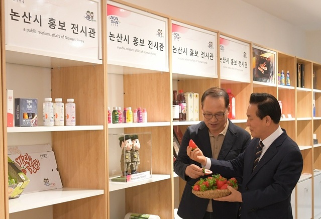 ▲ 백성현 논산시장(오른쪽)이 베트남 하노이에 마련된 농식품 홍보관에서 논산딸기를 홍보하고 있다.ⓒ논산시