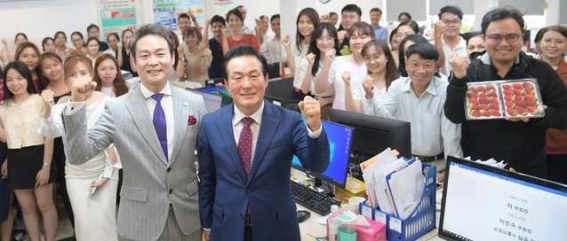 ▲ 백성현 논산시장(앞줄 오른쪽)이 베트남 JM그룹을 방문해 직원들과 인사를 나누고 있다.ⓒ논산시