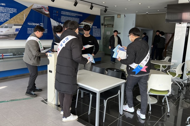 ▲ 영주시는 지난 2일 경북전문대학교(휴천2동)와 6일 동양대학교(풍기읍)에서 올해부터 시행하는 지역대학 재학생 지원사업과 시 전입시책 등을 안내하며 학생들의 전입을 유도하는 캠페인을 펼쳤다.ⓒ영주시