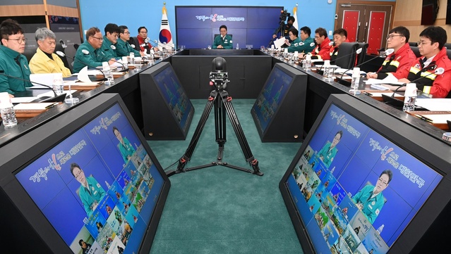 ▲ 경북도는 선제적 산불 예방과 초동진화 태세 점검을 위해 6일 시군 부단체장 등 50여 명이 참석한 가운데 이철우 도지사 주재로 영상회의를 개최했다.ⓒ경북도