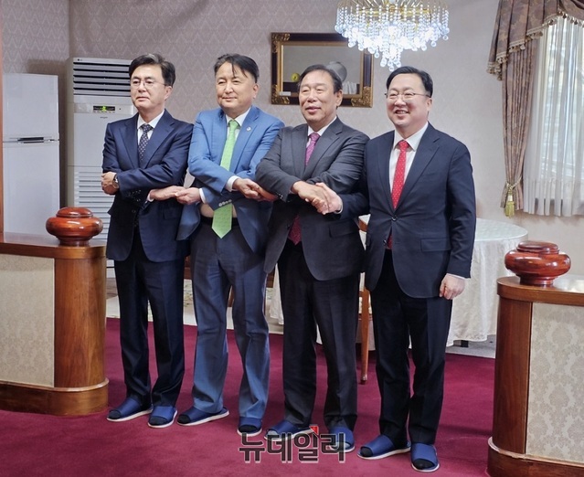 ▲ 충청권 4개 광역자치단체장이 6일 청남대에서 대청호 수질보호‧규제 완화를 위한 충청권 공동성명서 발표와 함께 2027 충청권 하계유니버시아드대회 성공개최 등을 다짐했다.ⓒ김정원 기자