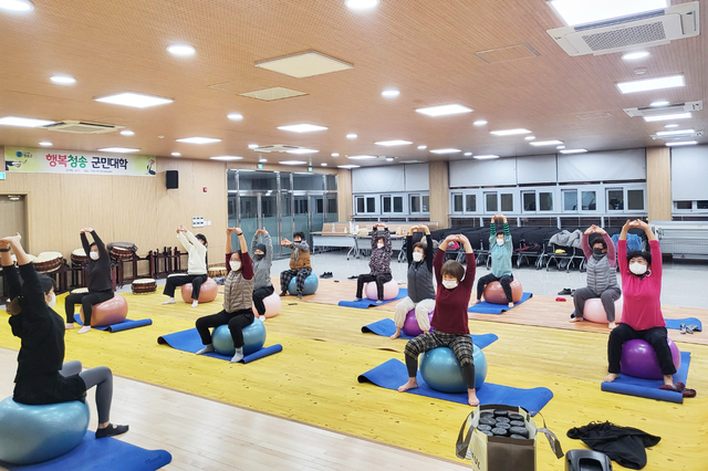 ▲ 청송군(군수 윤경희)은 지난 2월 27일 현서면 요가교실, 안덕면 장구난타교실을 시작으로 오는 6월 말까지 ‘2023년도 상반기 행복청송 군민대학’을 운영한다.ⓒ청송군