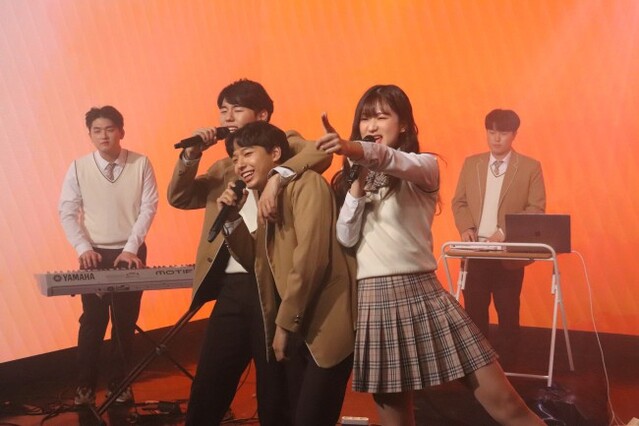 ▲ 지난해 12월 'CJ도너스캠프 청소년 문화동아리’의 음악부문 동아리 '나인틴골드'가 쇼케이스에서 선보일 디지털 영상 포트폴리오를 준비하고 있다.ⓒCJ나눔재단