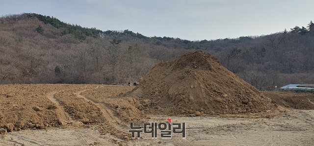 ▲ 도음산 산림문화수련장과 천곡사 중간쯤 구간에 불법 성토를 하고 있다.ⓒ뉴데일리