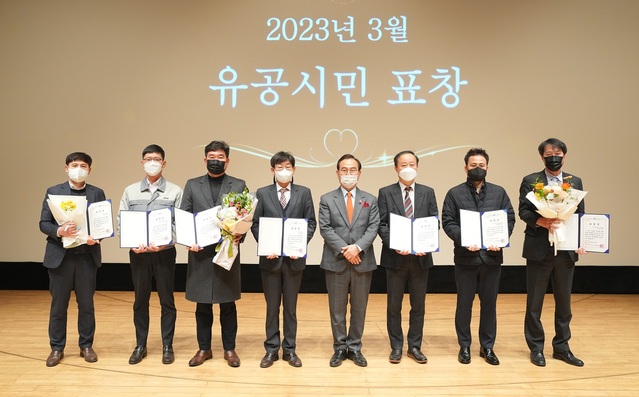 ▲ 지난 2일 천안시청에서 열린 천안시 유공납세자 시상식 단체 사진.ⓒ천안시