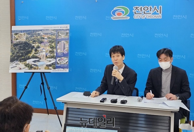 ▲ 박재현 천안시 복지문화국장이 7일 시청에서 ‘2023 천안 K-컬처 박람회’와 관련해 기자간담회를 하고 있다.ⓒ김정원 기자