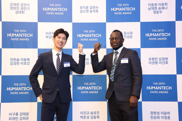 ▲ 제29회 삼성 휴먼테크 논문대상 에너지&환경부문 금상을 받은 KAIST 신소재공학과 장한휘 박사과정생(왼쪽)과 한밭대 신소재공학과 애비 스탠리 박사과정생.ⓒ한밭대