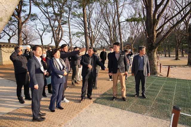 ▲ 경주시의회 문화도시위원회는 지난 6일 경주 대표사적지인 대릉원 개방 특별사업 추진상황 점검을 위해 현장방문을 실시했다.ⓒ경주시의회