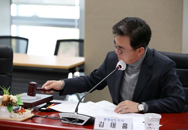 ▲ 김태흠 충남도지사가 7일 도청에서 유관순상위원회를 열고 대한민국 최고 여성상인 유관순상 수상자에 ‘최정숙을 기리는 모임’을 선정했다.ⓒ충남도