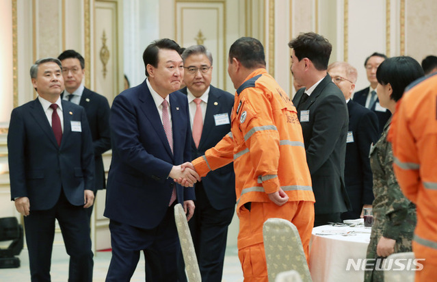 ▲ 윤석열 대통령이 7일 청와대 영빈관에서 열린 튀르키예 지진 대응 대한민국 해외긴급구호대 격려 오찬에 입장하며 참석자들과 인사하고 있다.ⓒ뉴시스