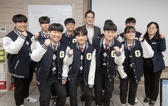 ▲ 이재용 삼성전자 회장이 7일 경북 구미시에 위치한 '구미전자공업고등학교'를 방문해 학생들과 함께 사진을 찍은 모습.ⓒ삼성전자