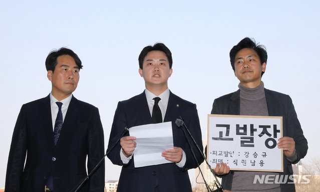 ▲ 안철수 국민의힘 당 대표 후보 캠프의 김동국(왼쪽부터), 김영호, 이종철 대변인이 7일 오후 정부과천종합청사 민원실 앞에서 대통령실 시민사회수석 행정관 선거개입 의혹과 관련해 강승규 시민사회수석을 직권남용 혐의로 고위공직자범죄수사처에 고발하기에 앞서 기자회견을 하고 있다. ⓒ뉴시스