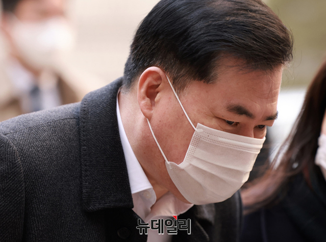 ▲ 유동규 전 성남도시개발공사 본부장이 지난 6일 오전 서울 서초구 중앙지방법원에서 열린 대장동 개발 사업 로비·특혜 의혹 관련 공판에 출석하고 있다. ⓒ정상윤 기자