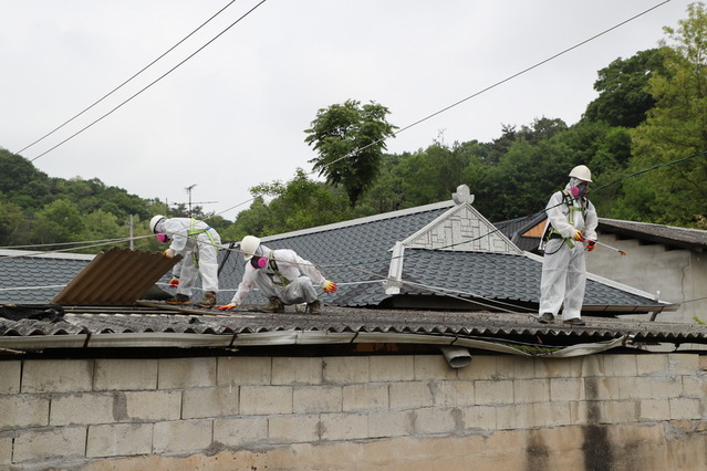 ▲ 예천군(군수 김학동)은 석면 노출로부터 군민 건강을 보호하고 쾌적한 주거환경을 조성하고자 22억 원 예산을 들여 ‘슬레이트 처리 및 지붕개량 지원사업’을 추진한다.ⓒ예천군