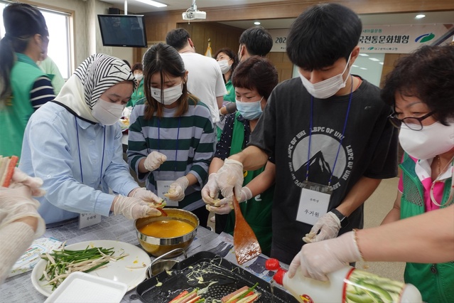 ▲ 사진은 영진전문대 사회봉사단이 이 대학교에 재학 중인 외국인 유학생들을 대상으로 추석맞이 K푸드(한식)체험 활동을 벌이고 있다.ⓒ영진전문대