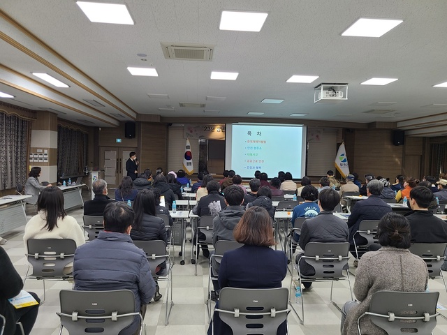 ▲ 칠곡군은 지난 6일 군청 강당에서 사업 참여자와 담당 공무원 80여 명이 참석한 가운데 일자리사업 발대식을 가졌다.ⓒ칠곡군