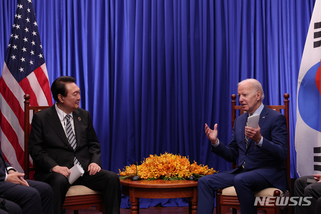 ▲ 윤석열 대통령과 조 바이든 미국 대통령이 지난해 11월, 캄보디아 프놈펜 한 호텔에서 열린 한미 정상회담을 하고 있다. ⓒ
