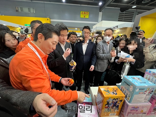 ▲ 정용진 신세계그룹 부회장과 김장욱 이마트24 대표가 aT센터에서 열린 '딜리버리 페스티벌'을 방문해 둘러보고 있다ⓒ조현우 기자