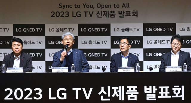 ▲ 8일 LG전자 서초 R&D캠퍼스에서 열린 2023년 TV 신제품 발표회에서 정재철 HE연구소장(전무)이 취재진의 질문에 답변하고 있다. 좌측부터 백선필 HE상품기획담당(상무), 정재철 HE연구소장(전무), 조병하 HE플랫폼사업담당(전무), 김선형 한국HE마케팅담당(상무). ⓒLG전자