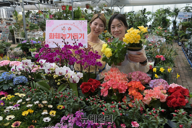 ▲ 8일 농협 하나로마트 수원점에서 직원들이 '화훼 농가 돕기, 봄맞이 꽃 행사'를 소개하고 있다. ⓒ농협유통