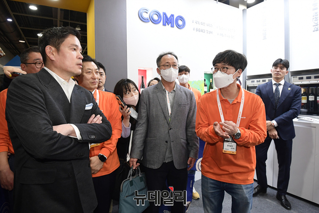 ▲ 정 부회장이 이마트24 와인 브랜드 코너에서 직접 시음하고 있다ⓒ사진=공동취재단