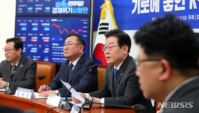 ▲ 이재명 더불어민주당 대표가 8일 오후 서울 여의도 국회에서 열린 미 반도체지원법 대응 긴급간담회에 참석해 발언하고 있다.ⓒ뉴시스