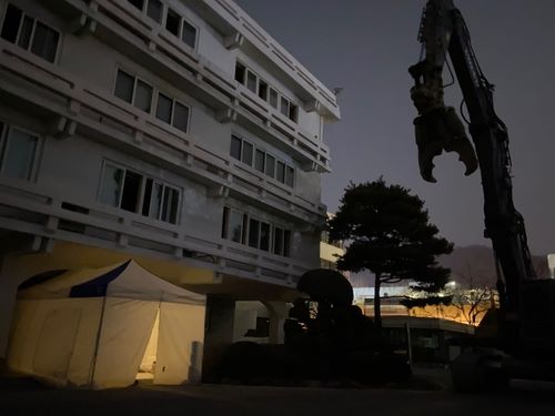 ▲ 지난 7일 옛 청주시청에 텐트를 치고 밤샘 농성을 이어간 충북시민사회단체연대회의 모습.ⓒ충북시민사회단체연대회의