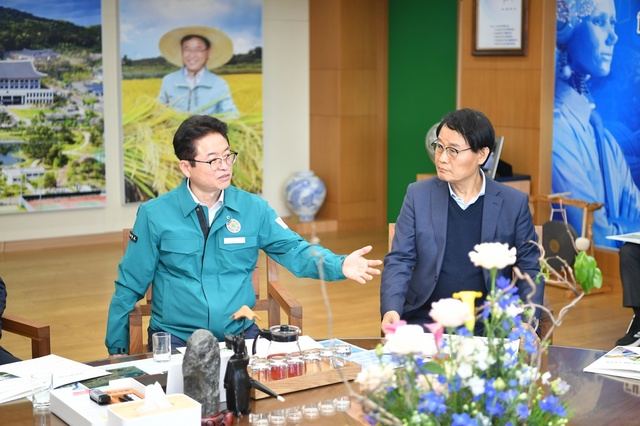 ▲ 박남서 영주시장(오른쪽)은 지난 6일 경북도청에서 이철우 도지사를 만나 영주댐 조기준공 등 현안사항에 대한 적극적인 지원과 협조를 요청했다.ⓒ영주시