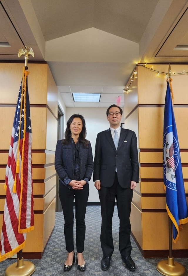 ▲ 이준일(오른쪽) 북핵외교기획단장이 지난 2022년 12월 2일(현지시간) 워싱턴DC에서 정 박 국무부 대북특별부대표와 상견례 겸 협의를 한 모습. ⓒ외교부/뉴시스
