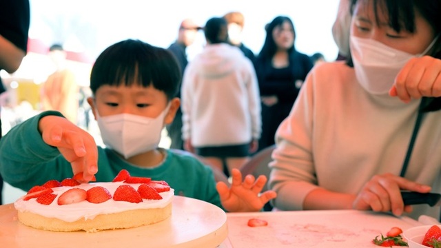 ▲ 한 시민이 딸기 케이크 만들기 체험을 하고 있다.ⓒ논산시