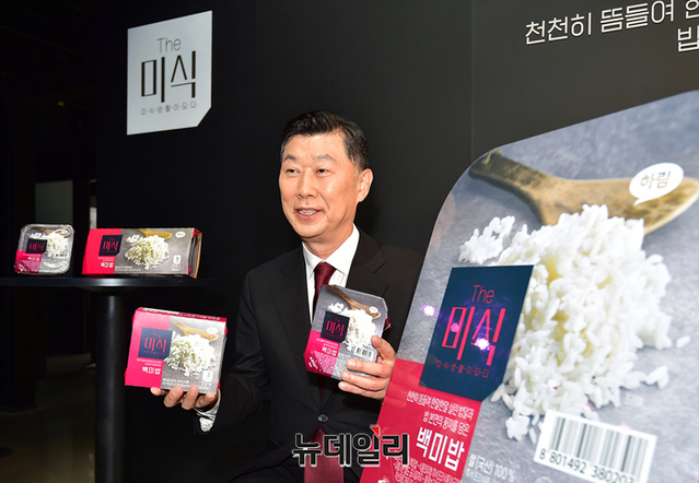 김홍국 하림 회장이 즉석밥 '더미식 밥'을 소개하고 있다.ⓒ뉴데일리DB