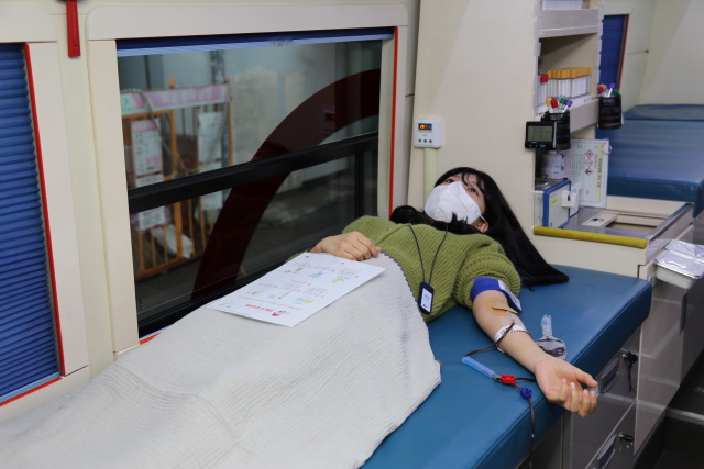 ▲ DL그룹의 한 직원이 헌혈버스에서 헌혈을 하고 있다. ⓒDL이앤씨
