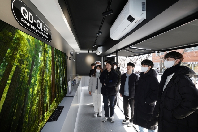 ▲ 삼성디스플레이가 지난 2일 카이스트에서 진행한 'Display Day'행사에서 학생들이 QD-OLED TV를 관람하고 있다. ⓒ삼성디스플레이