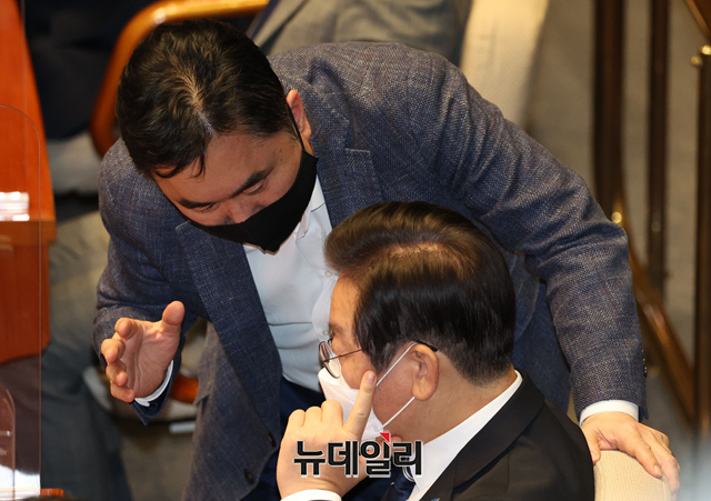▲ 이재명 더불어민주당 대표와 김종민 의원이 지난해 9월22일 국회에서 열린 본회의 교육·사회·문화 분야 대정부질문에서 대화하고 있다. ⓒ뉴데일리