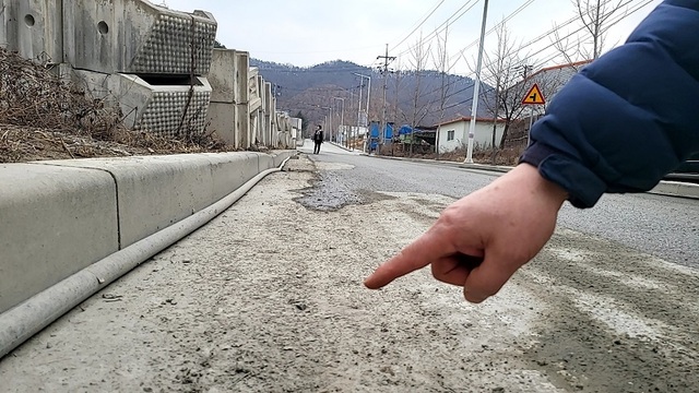 ▲ 충남 공주시 우성면 주민들이 인근 보흥농공단지에 입주한 환경업체에서 발생하는 분진 등으로 피해를 호소하고 있다.한 업체에서 흘러 내린 시멘트 분지.ⓒ공주시기자협회