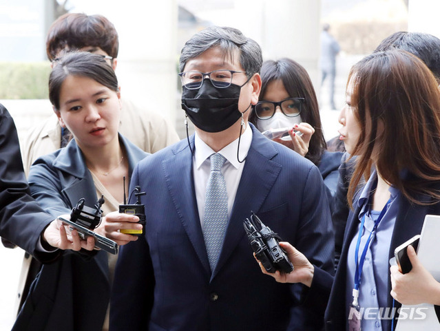 ▲ 이용구 전 법무부 차관이 9일 서울 서초구 서울고등법원에서 열린 택시 기사 폭행 등 혐의 항소심 선고 공판에서 징역 6개월에 집행유예 2년을 선고받은 뒤 법원을 나서고 있다. ⓒ뉴시스(공동취재사진)