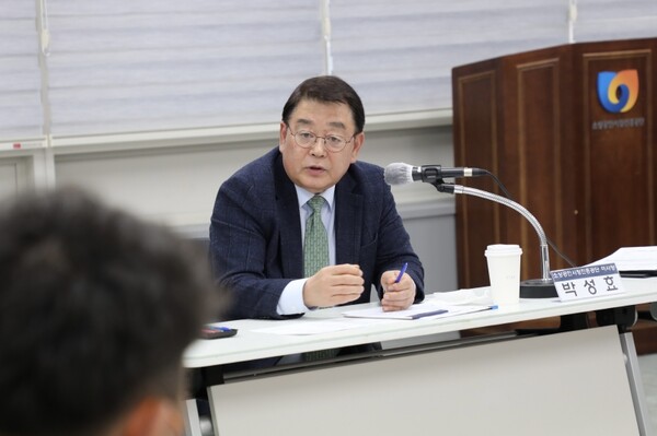 ▲ 박성효 소상공인시장진흥공단이 9일 소진공 청렴의 날을 맞아 공단 임직원들을 대상으로 '청렴 메시지'를 전달하고 있다.ⓒ소상공인진흥공단