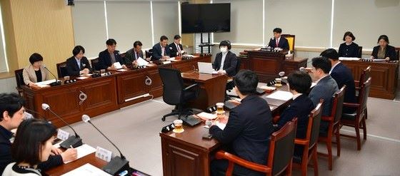 ▲ 청주시의회 의회운영위원회가 9일 운영위 회의실에서 회의를 열고 ‘제77회 청주시의회(임시회) 의사일정안 협의의 건’을 가결했다.ⓒ청주시의회