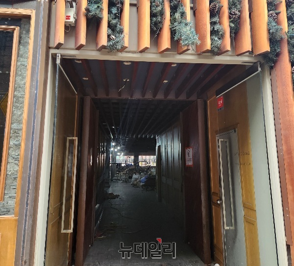 ▲ 9일 오전 '이태원 참사'가 벌어졌던 서울 용산구 이태원 지역 골목의 한 식당이 내부 수리 공사를 하고 있다. ⓒ안선진 기자