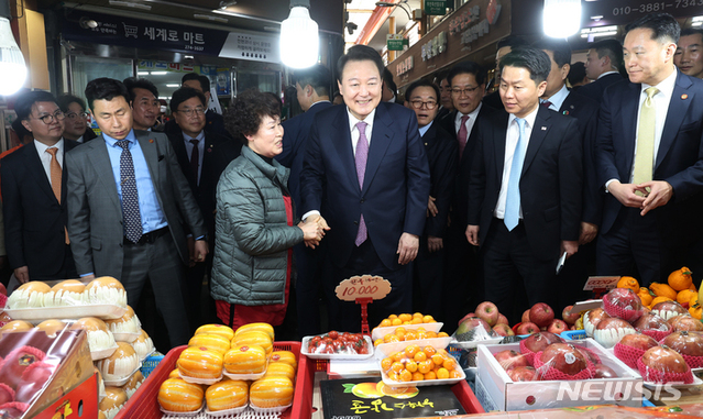 ▲ 윤석열 대통령이 9일 울산 남구 신정시장을 찾아 과일가게에서 상인과 대화하고 있다. ⓒ뉴시스