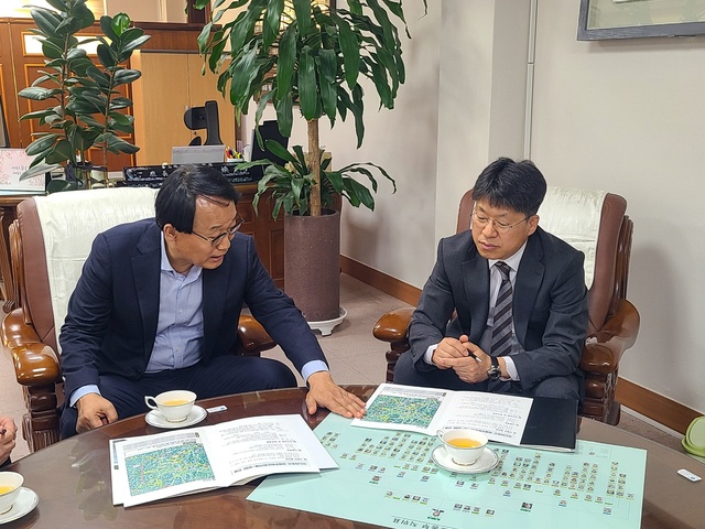 ▲ 박남서 영주시장(좌측)이 진현환 부산지방국토관리청장(우측)에게 국도28호선 대체우회도로에 대해 설명하고 있다.ⓒ영주시