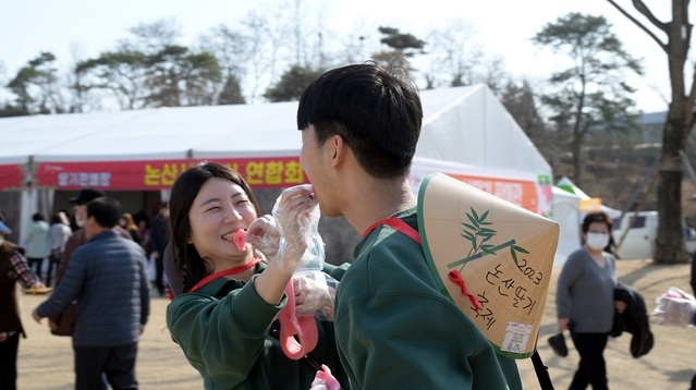 ▲ ‘새콜달콤 논산딸기 축제’가 시작됐다. 논산시는 오는 15일까지 논산시민공원 일원에서 열리고 있는 ‘2023 논산딸기 축제’에 많은 관광객들이 몰려 성황을 이뤘다. 축제장을 찾아 관광객들은 딸기 떡 길게 뽑기와 딸기잼 만들기, 딸기 케이크 만들기 참여해 즐거운 시간을 보내고 있다. 사진은 논산딸기 먹어보기 체험.ⓒ논산시