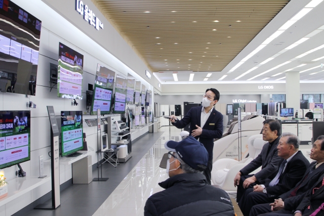 ▲ LG전자 베스트샵 공주점은 시니어 고객들이 전자기기와 친숙해지고 다양한 편의 기능도 손쉽게 활용할 수 있도록 디지털 기기 강좌를 진행하고 있다. ⓒLG전자